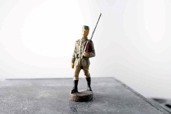 COMPOSITION Elastolin WWII German Soldier w Rifle Marching w Field Cap ~7cm a D - atonal.se