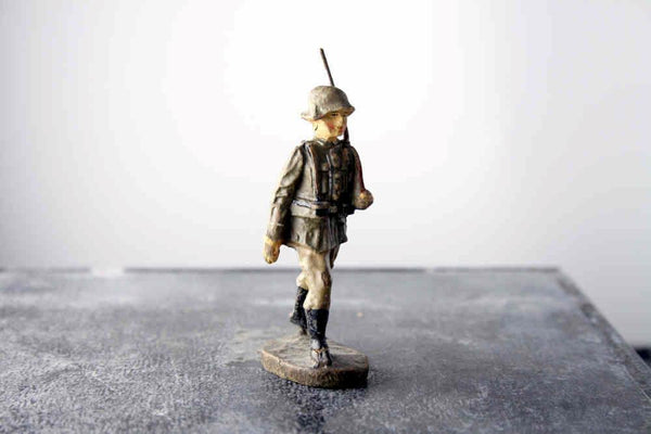 COMPOSITION Elastolin WWII World War German Soldier w Rifle Marching ~7cm a D - atonal.se