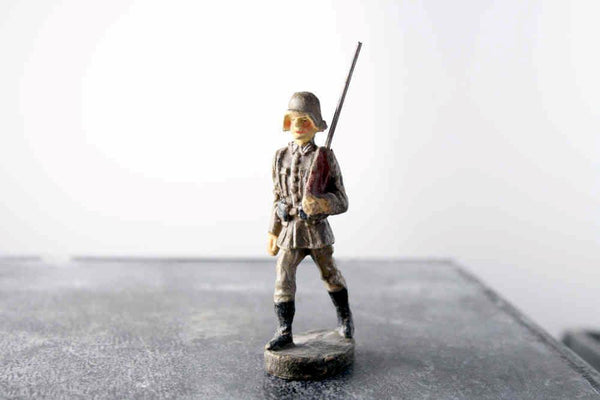 COMPOSITION Elastolin WWII World War German Soldier w Rifle Marching ~7cm b D - atonal.se