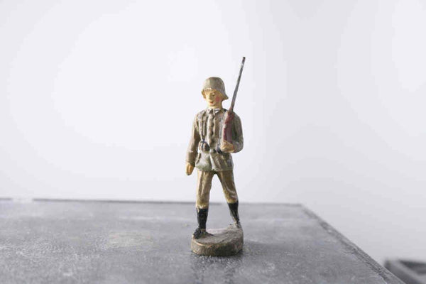 COMPOSITION Elastolin WWII World War German Soldier w Rifle Marching ~7cm c D - atonal.se