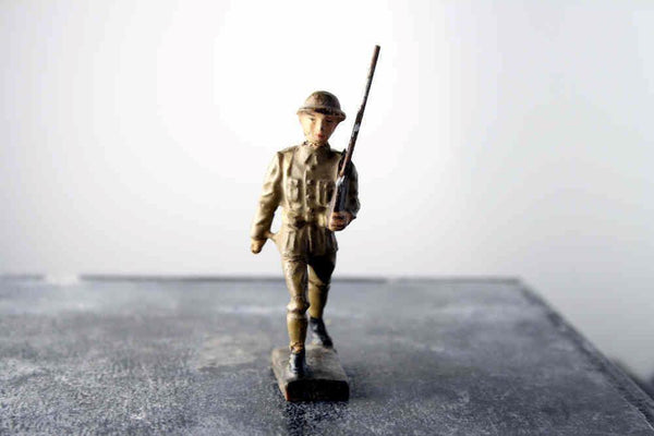 COMPOSITION LINEOL WWII World War British Walking Parade Rifle by Sholder ~7cm D - atonal.se