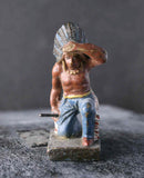 COMPOSITION Unbranded Wild West WW Kneeling Indian With Spear Scouting For~7cm N - atonal.se