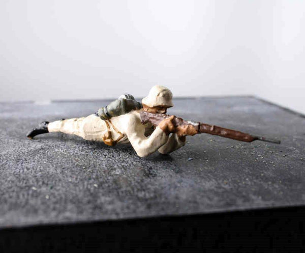 COMPOSITION LINEOL WWII German Soldier Winter Uniform On Ground Shooting ~7cm K - __ATONAL__