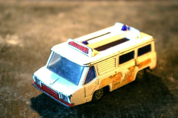 CORGI White Motorway Ambulance 700 Die Cast W=4cm L=10cm - atonal.se