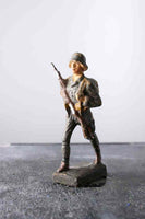 COMPOSITION LINEOL WWII World War German Soldier Marching Rifle Over Ches ~7cm K - __ATONAL__