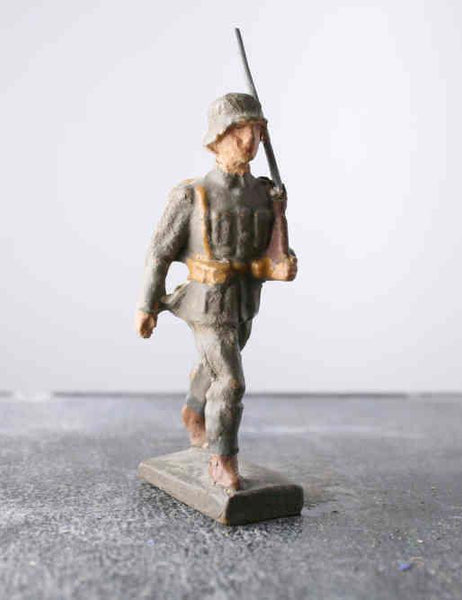 COMPOSITION LINEOL WWII World War German Marching Soldier Backpack Rifle ~7cm - __ATONAL__